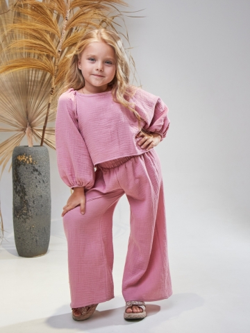 Купить оптом 329-ПУ. Костюм детский Палаццо, пудра, хлопок 100%  муслин, размеры 98,104,110,116 в Выборге