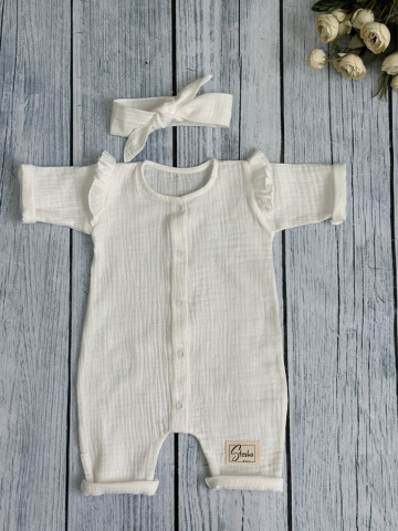 Купить оптом 336-МО. Комбинезон с повязкой для девочки из муслина, хлопок 100%, размеры 56,62,68, молочный в Выборге